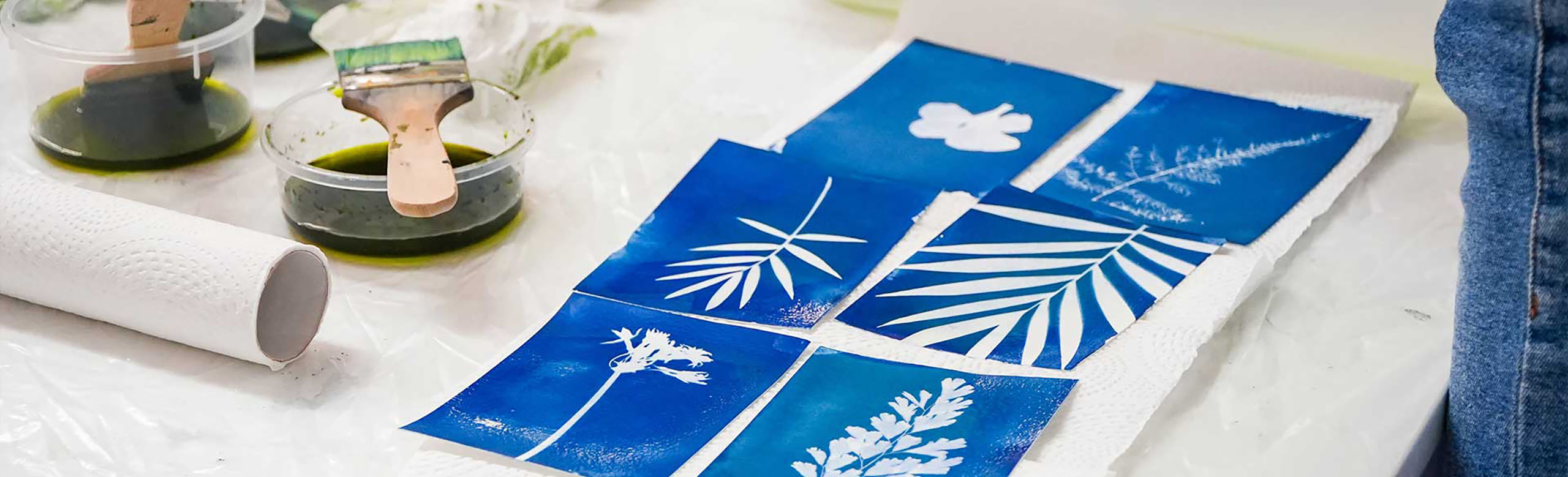 Pintura azul e pincéis apoiados na mesa